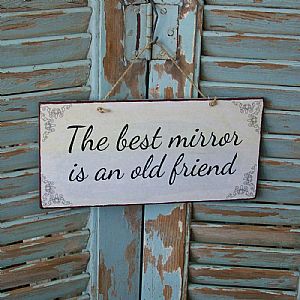 Πινακίδα "The Best Mirror Is An Old Friend" ξύλινη χειροποίητη
