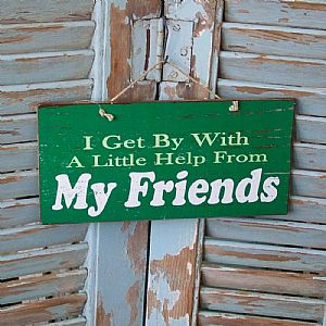 Πινακίδα "I Get By With A Little Help From My Friends" ξύλινη χειροποίητη