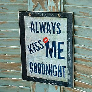 Πινακίδα "Always Kiss Me Goodnight" ξύλινη χειροποίητη