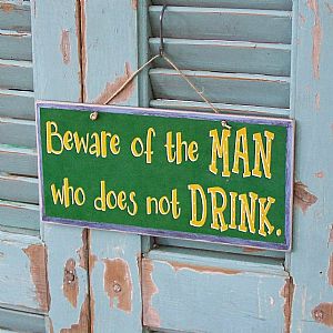 Πινακίδα "Beware Of The Man Who Does Not Drink" ξύλινη χειροποίητη