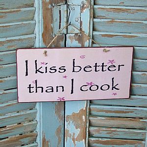 Πινακίδα "I Kiss Better Than I Cook" ξύλινη χειροποίητη