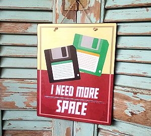 Πινακίδα "I Need More Space" ξύλινη χειροποίητη