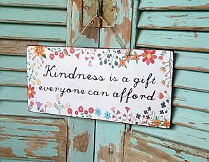 Πινακίδα "Kindness Is A Gift Everyone Can Afford" ξύλινη χειροποίητη