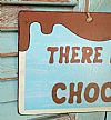 Πινακίδα There Is No We In Chocolate ξύλινη χειροποίητη