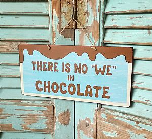 Πινακίδα "There Is No "WE" In Chocolate" ξύλινη χειροποίητη