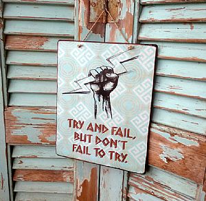 Πινακίδα "Try And Fail But Don