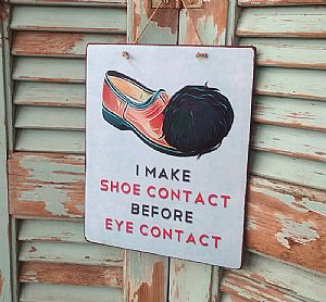 Πινακίδα "I Make Shoe Contact Before Eye Contact" ξύλινη χειροποίητη