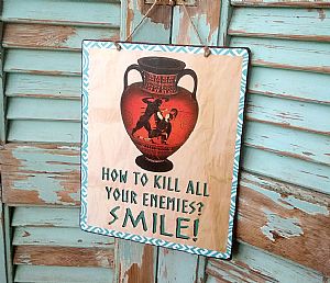 Πινακίδα "How To Kill All Your Enemies? Smile!" ξύλινη χειροποίητη