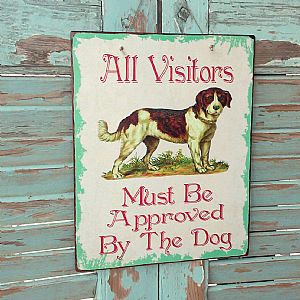Πινακίδα "All Visitors Must Be Approved By The Dog" ξύλινη χειροποίητη