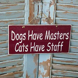 Πινακίδα "Dogs Have Masters - Cats Have Staff" ξύλινη χειροποίητη